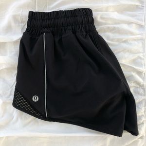 lululemon hotty hot short 2.5